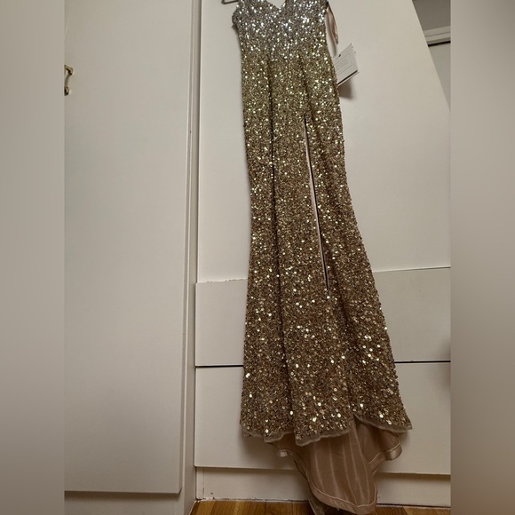 NWT |Mac Duggal 1068 Shimmering Gold Sequined Sleeveless  Side Slit Gown Size 2 - Picture 7 of 17
